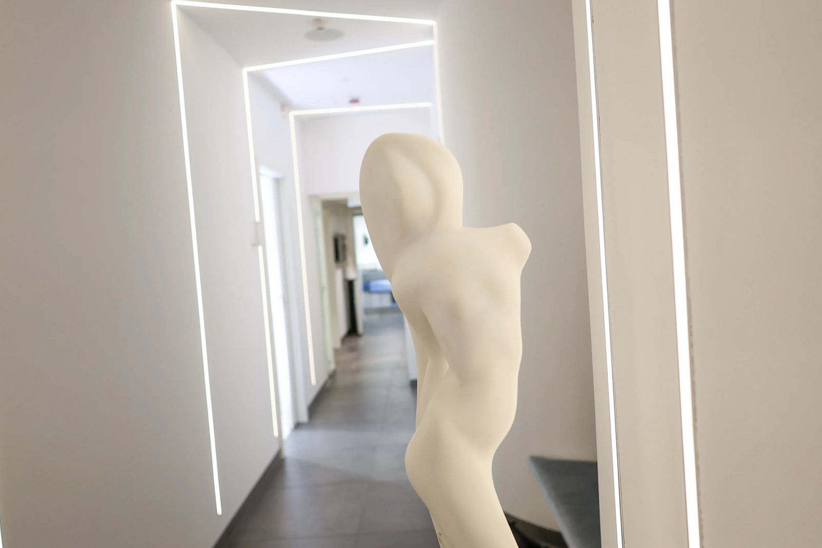 Hodnik Juventina Clinic – skulptura v elegantnem prostoru klinike